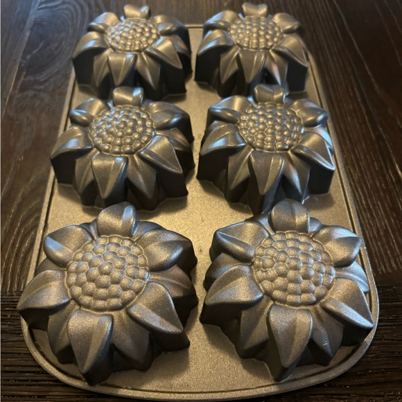 Nordic ware Sunflower Bundt Cakelet Cast Iron Baking Pan - Picture 6 of 7